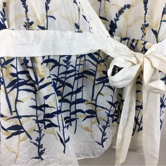 BCBGMaxAzria Women's Silk Blend Wrap Short Sleeve Blouse Beige Floral Print XS - Picture 8 of 16